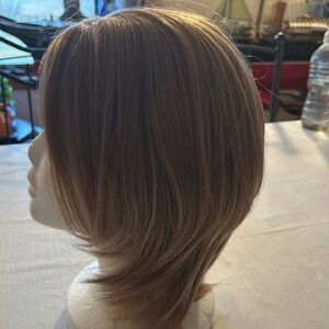 NWT very pretty wig in Average size adjustable at the bottom of neck